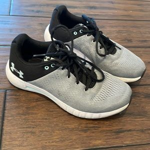 Women under armour sneakers. Size 7